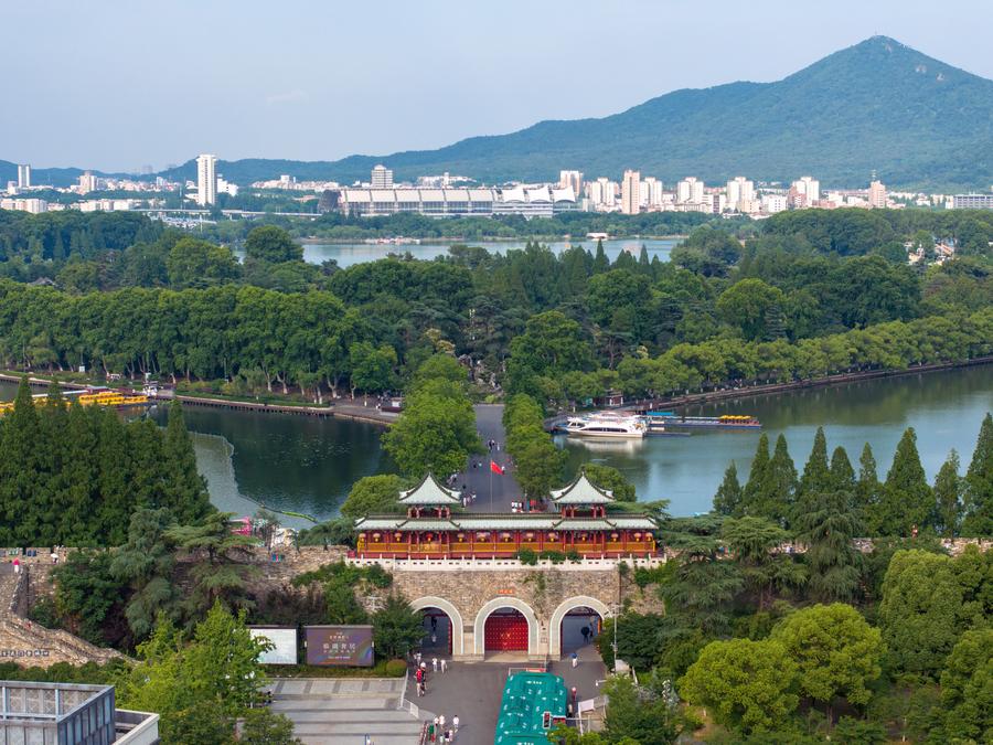 Giovani cinesi e italiani rivitalizzano l'antica cinta muraria nella Cina orientale