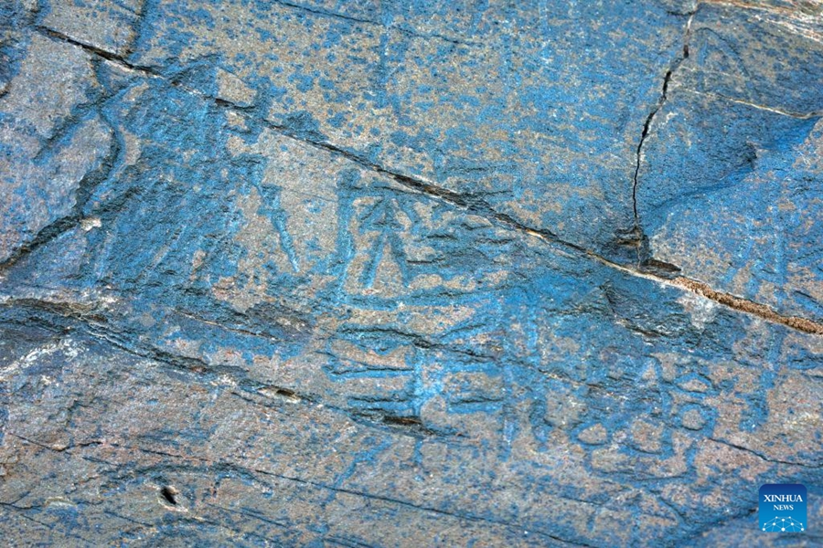 La Cina scopre una stele incisa della dinastia Qin sull'altopiano Qinghai-Xizang