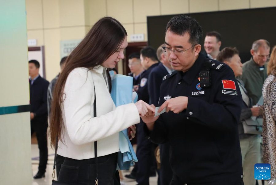 Viaggiatori russi entrano in Cina senza visto con la nuova politica in vigore