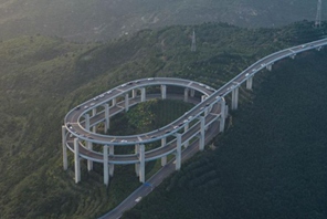 Vista aerea dell'autostrada a spirale del Monte Tianlong a Taiyuan