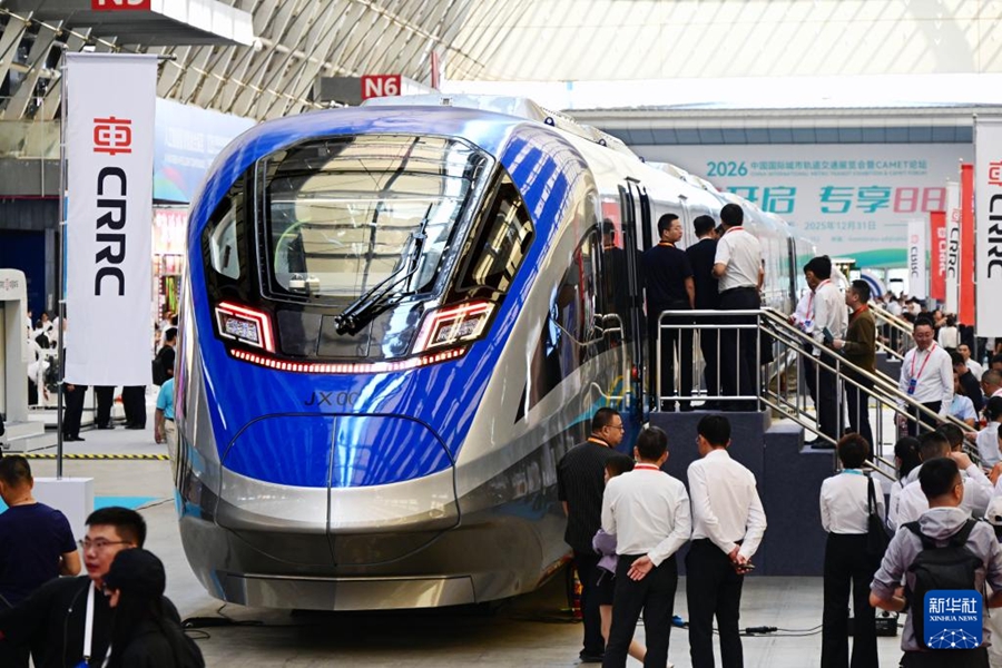 Il treno intelligente regionale in mostra al Qingdao World Expo City. (18 settembre 2025 - Xinhua/Li Ziheng)