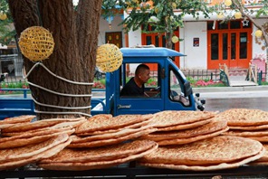 Tecniche tradizionali di preparazione del naan ereditate e sviluppate nello Xinjiang