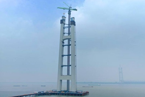 Torre principale sud del ponte Zhangjinggao sul fiume Yangtze supera i 300 metri