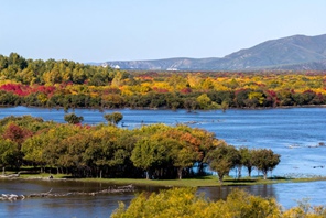 Veduta della zona umida attorno al fiume Ergune nella Mongolia Interna cinese