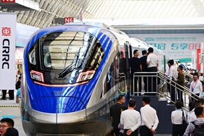 Il primo treno intelligente regionale standard cinese e treno della linea express Beijing-Xiongan debutta a Qingdao