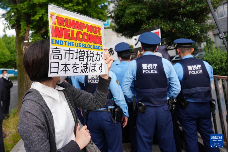 Cittadini giapponesi in piazza contro il vertice tra Giappone e Stati Uniti