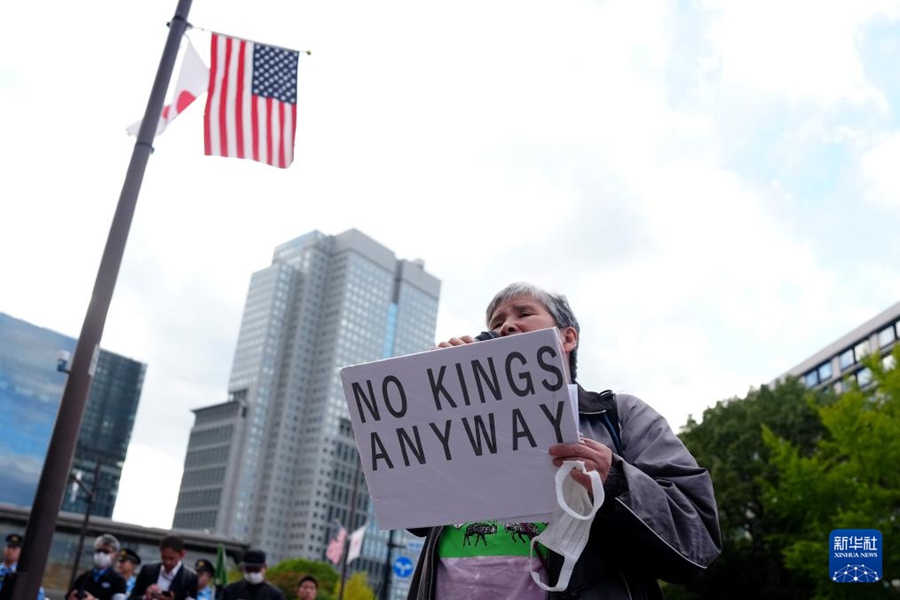 Cittadini giapponesi in piazza contro il vertice tra Giappone e Stati Uniti