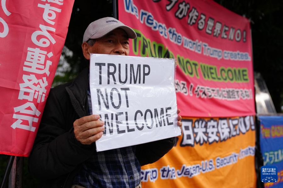 Cittadini giapponesi in piazza contro il vertice tra Giappone e Stati Uniti