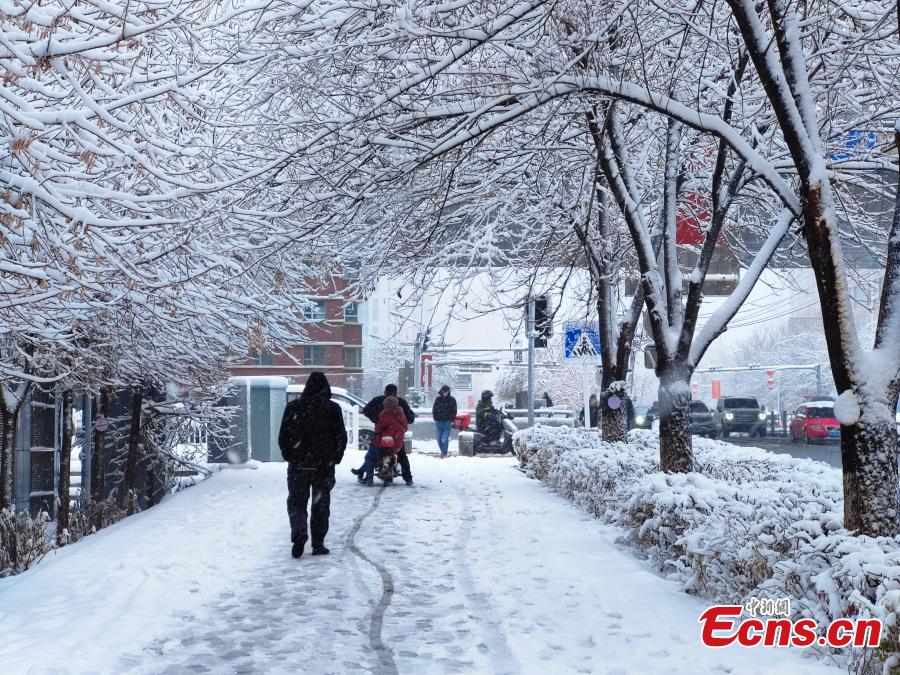 Forti nevicate colpiscono Urumqi nello Xinjiang nordoccidentale cinese