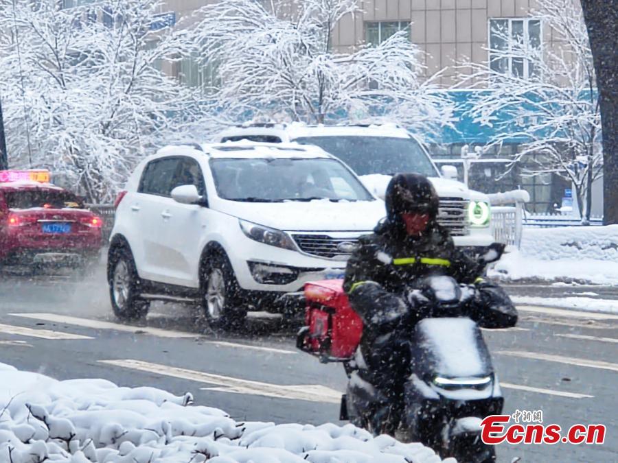 Forti nevicate colpiscono Urumqi nello Xinjiang nordoccidentale cinese