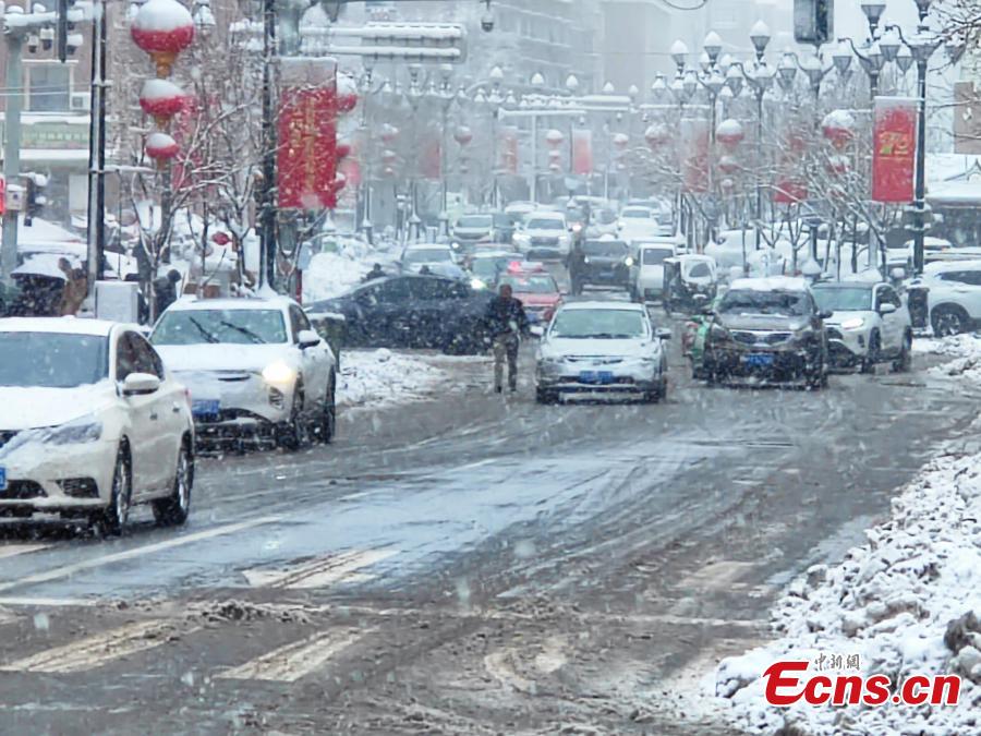 Forti nevicate colpiscono Urumqi nello Xinjiang nordoccidentale cinese