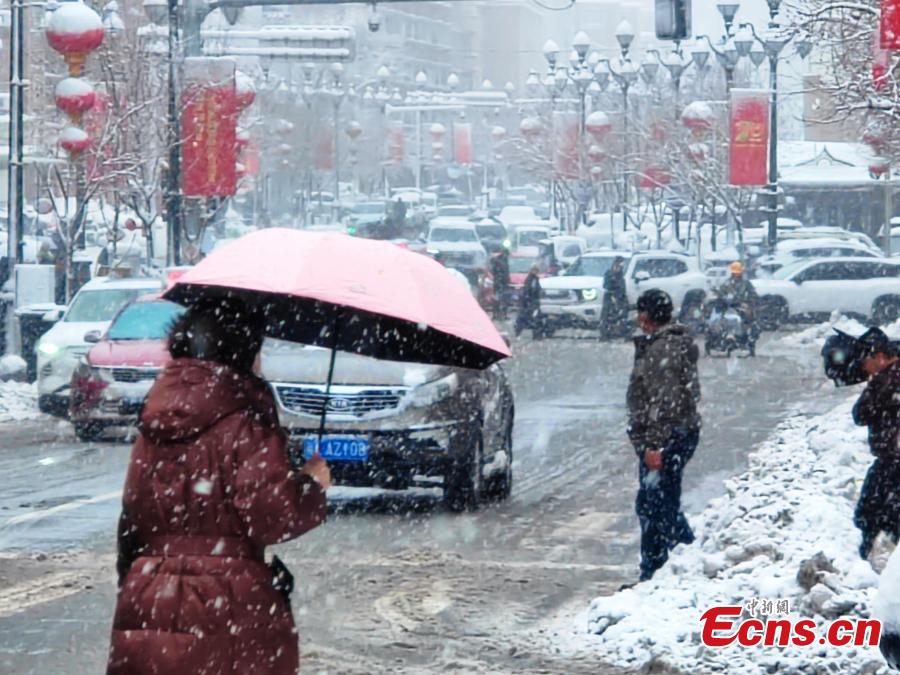 Forti nevicate colpiscono Urumqi nello Xinjiang nordoccidentale cinese
