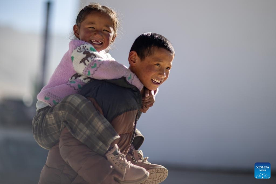 La vita riprende nel villaggio colpito dal terremoto nello Xizang, Cina