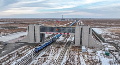 Erenhot, il più grande porto terrestre al confine Cina-Mongolia registra un aumento dei volumi di traffico transfrontaliero