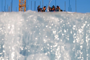 27a edizione dell'Harbin Ice and Snow World in costruzione