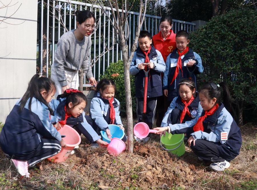 Attività di piantumazione di alberi organizzate in tutta la Cina