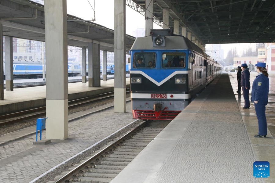 Treno passeggeri internazionale dalla Cina alla RPDC arriva a Pyongyang