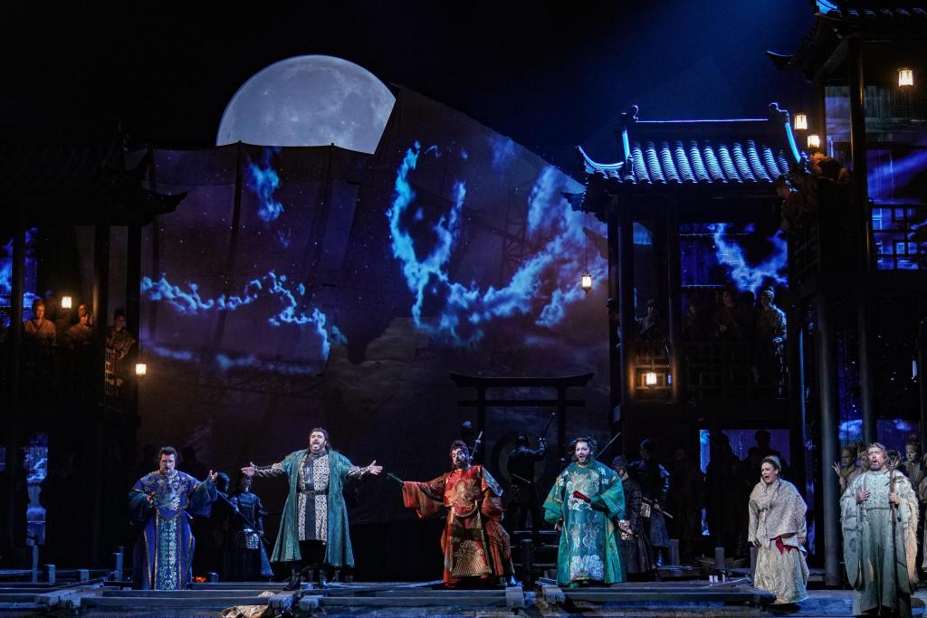 Prove dell'edizione del centenario dell'opera Turandot presso il Teatro dell'Opera di Guangzhou, nella provincia del Guangdong. (7 maggio 2026 - Xinhua)