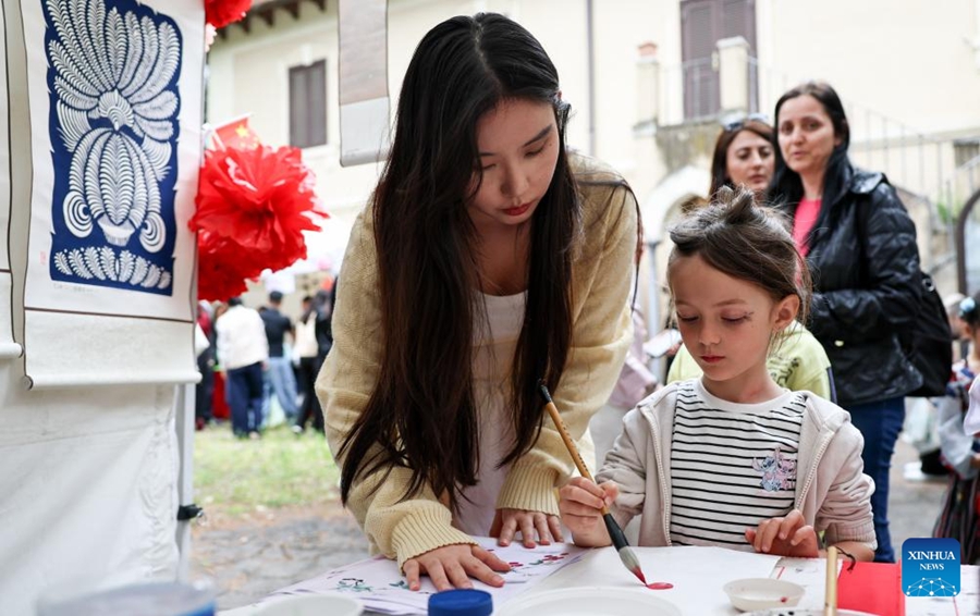 Attività di esperienza culturale tradizionale cinese tenutasi a Roma