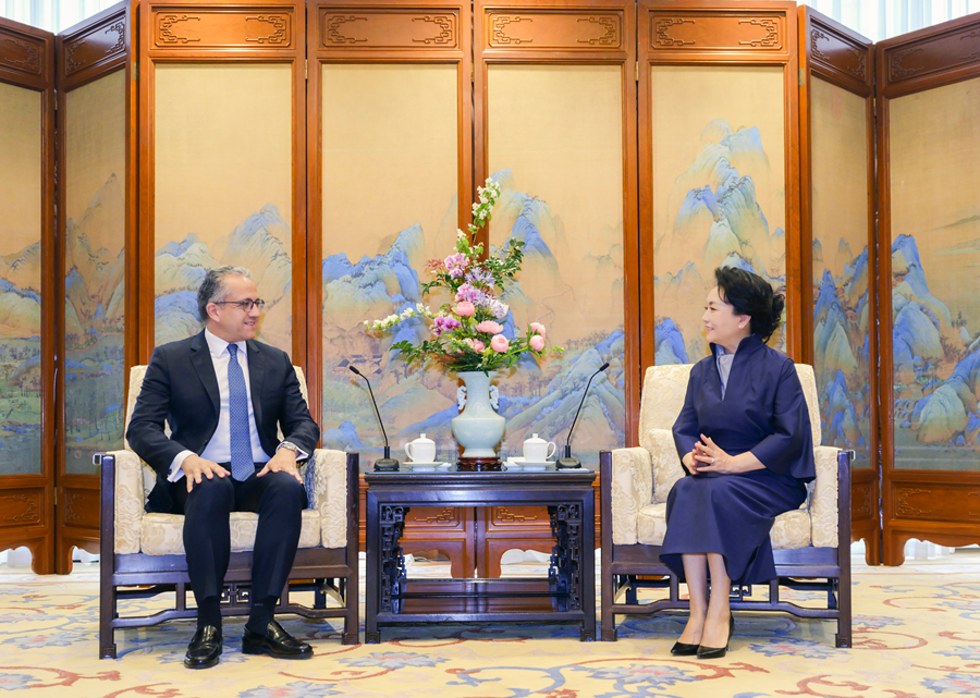 Peng Liyuan incontra il Direttore generale dell'UNESCO Khaled El-Enany
