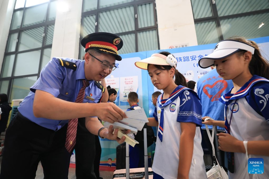 Treno speciale dallo Heilongjiang a Beijing trasporta studenti e insegnanti in viaggio di istruzione