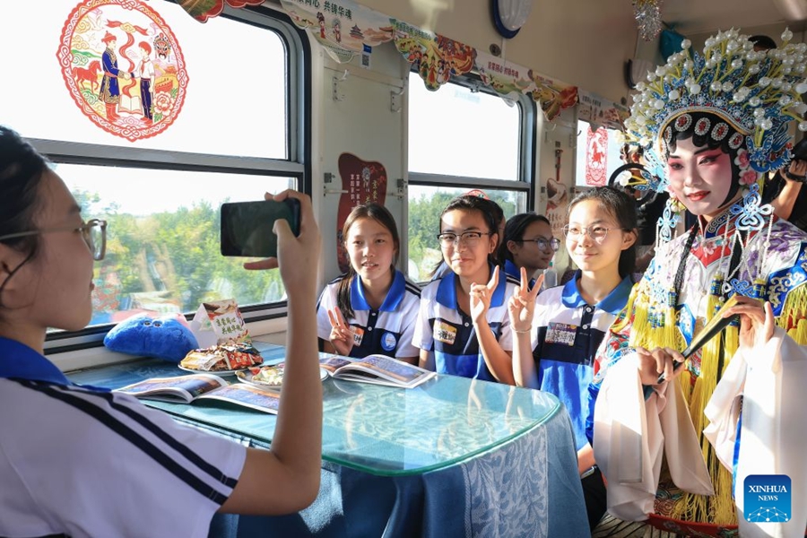 Treno speciale dallo Heilongjiang a Beijing trasporta studenti e insegnanti in viaggio di istruzione