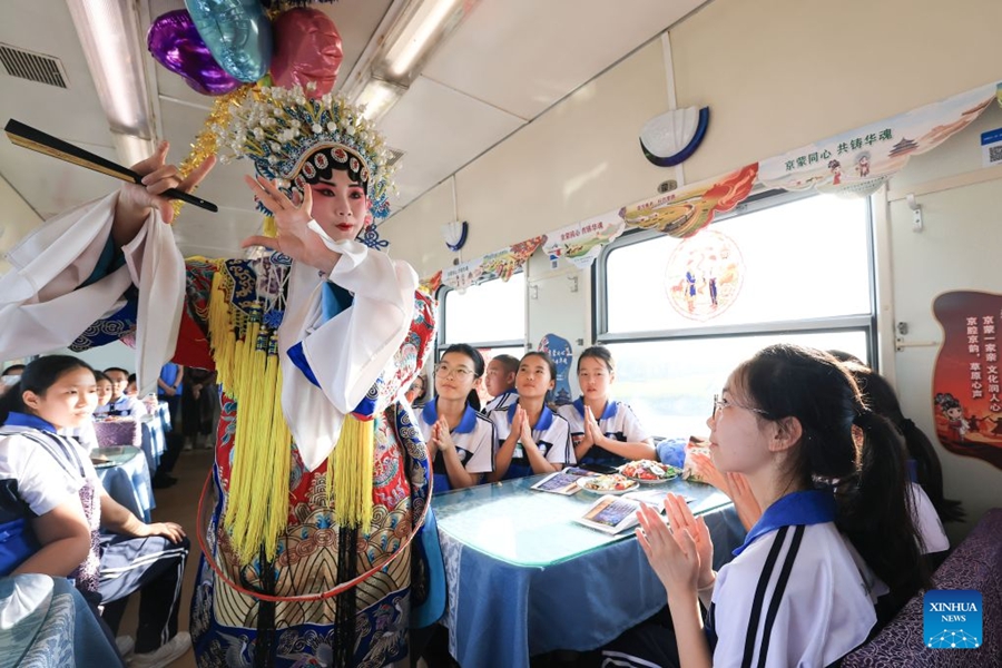 Treno speciale dallo Heilongjiang a Beijing trasporta studenti e insegnanti in viaggio di istruzione