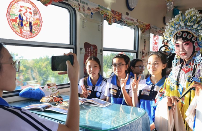 Treno speciale dallo Heilongjiang a Beijing trasporta studenti e insegnanti in viaggio di istruzione