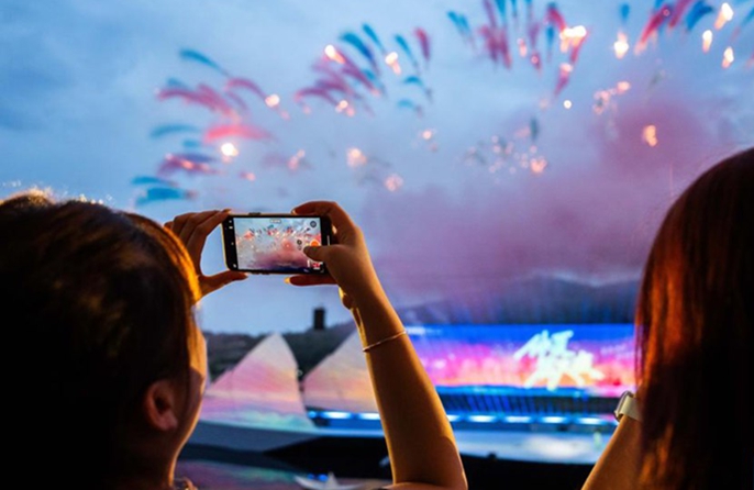 Spettacolo pirotecnico creativo organizzato nella "capitale dei fuochi d'artificio" della Cina