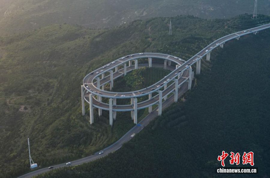 Vista aerea dell'autostrada a spirale del Monte Tianlong a Taiyuan