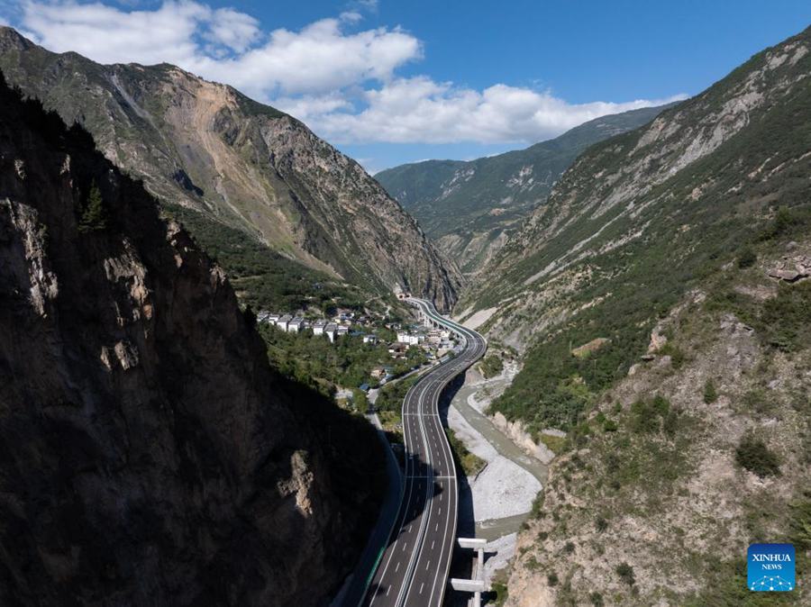 Autostrada collega la Valle di Jiuzhai, sito patrimonio mondiale dell’UNESCO in Cina