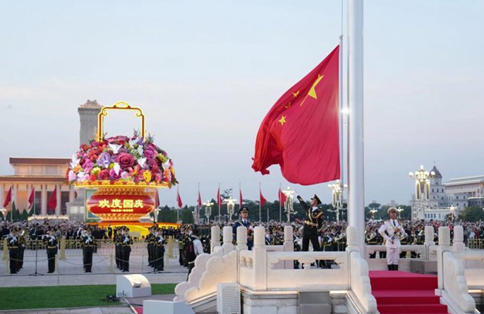 In Piazza Tian'anmen si è tenuta la cerimonia di alzabandiera per la Festa Nazionale