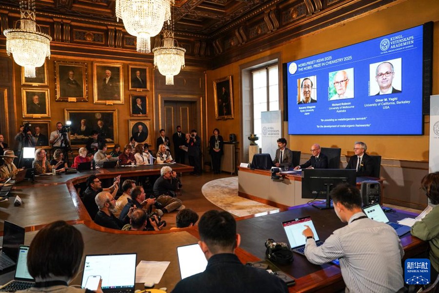 Tre scienziati ricevono il Premio Nobel per la Chimica per contributi nel campo dei composti a struttura metallorganica