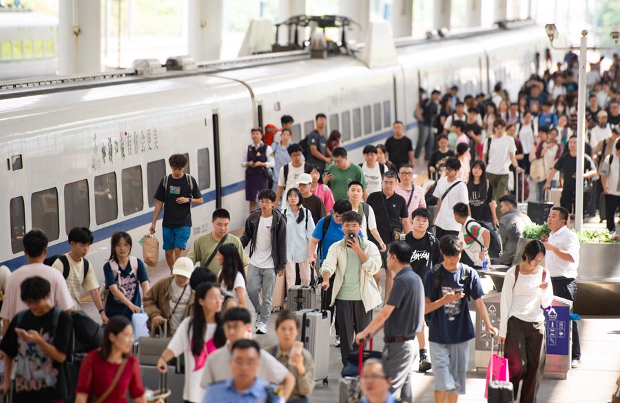 Cina: durante le vacanze della Festa Nazionale e di Metà Autunno oltre 2,4 miliardi di spostamenti interregionali