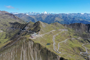 Completato il tunnel attraverso la prima montagna innevata lungo il percorso della Lunga Marcia dell'Armata Rossa