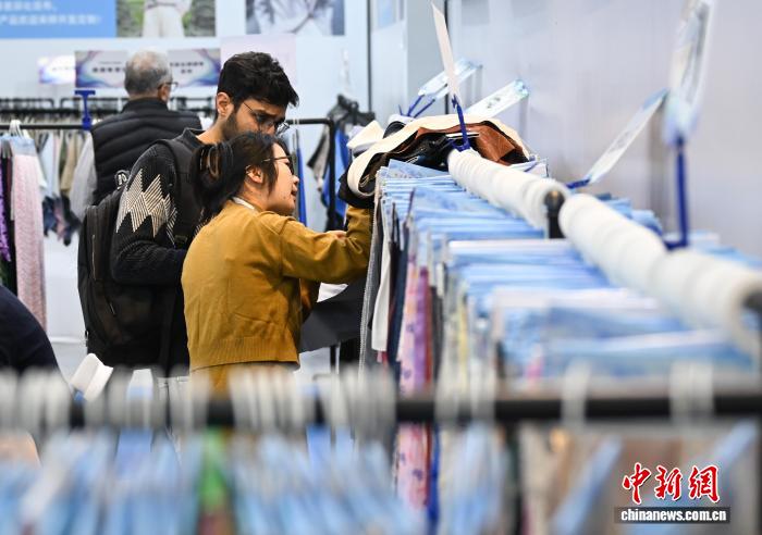 Fiera internazionale dei tessuti attrae commercianti cinesi e stranieri a Shaoxing