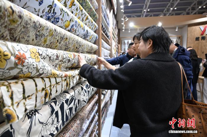 Fiera internazionale dei tessuti attrae commercianti cinesi e stranieri a Shaoxing