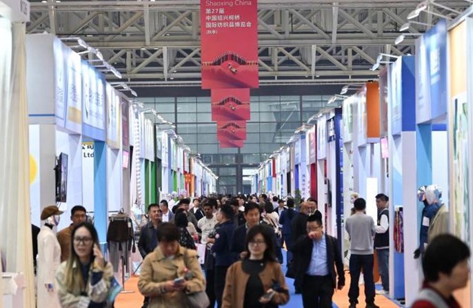 Fiera internazionale dei tessuti attrae commercianti cinesi e stranieri a Shaoxing