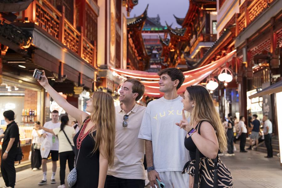 Turisti spagnoli scattano foto allo Yuyuan Garden Mall di Shanghai, nella Cina orientale. (21 luglio 2025 - Zhang Yue/Xinhua)