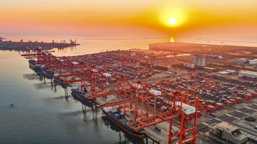 Navi ormeggiate in un terminal container nella zona di Jingtang del porto di Tangshan,nella provincia dello Hebei, Cina settentrionale. (14 novembre 2025 - Xinhua/Liu Mancang)