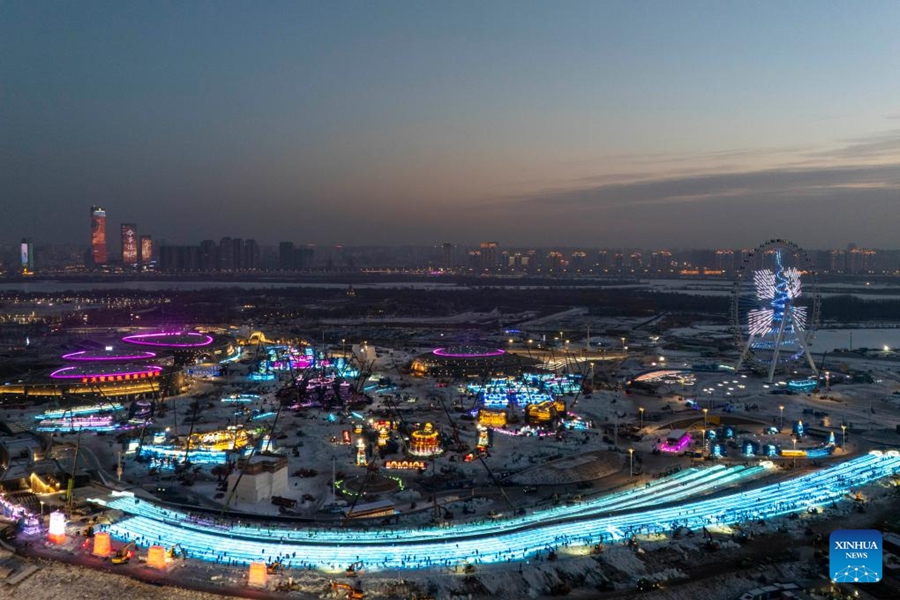 27a edizione dell'Harbin Ice and Snow World in costruzione
