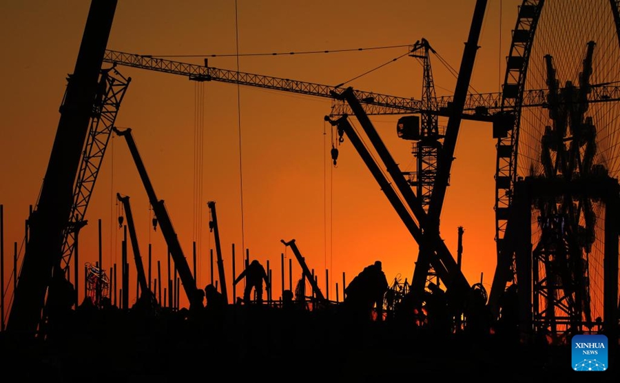 27a edizione dell'Harbin Ice and Snow World in costruzione