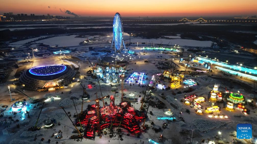 27a edizione dell'Harbin Ice and Snow World in costruzione