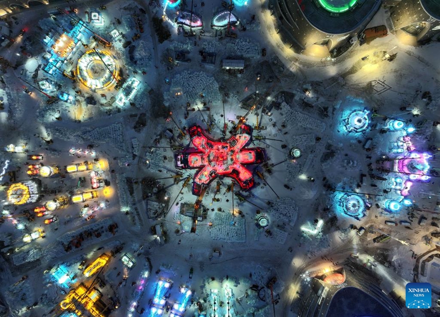 27a edizione dell'Harbin Ice and Snow World in costruzione