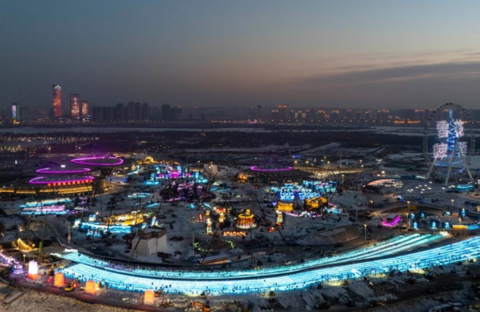 27a edizione dell'Harbin Ice and Snow World in costruzione