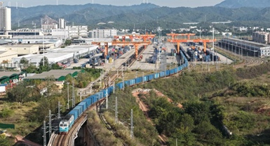 Treni merci Cina-Europa trasformano hub terrestre dell'arredamento in un attore commerciale globale