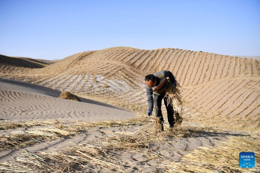 Progetto di controllo del deserto in corso ad Aksay, Gansu