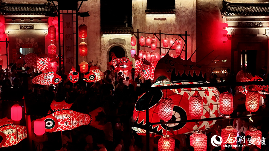 Lanterne a forma di pesce illuminano la notte a Chengkan, Anhui