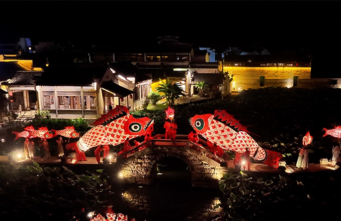 Lanterne a forma di pesce illuminano la notte a Chengkan, Anhui