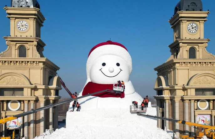 Gigante pupazzo di neve in costruzione nello Heilongjiang